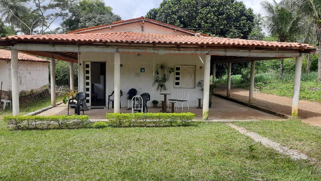 uma casa com um alpendre coberto com uma mesa e cadeiras em Casa Viçosa 5km centro em Viçosa do Ceará