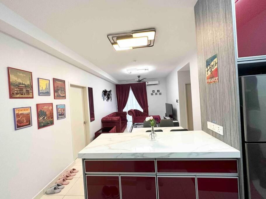 cocina con fregadero y sala de estar. en Premium Lodge KLIA-Sleek & Stylish Staycation Home, en Sepang