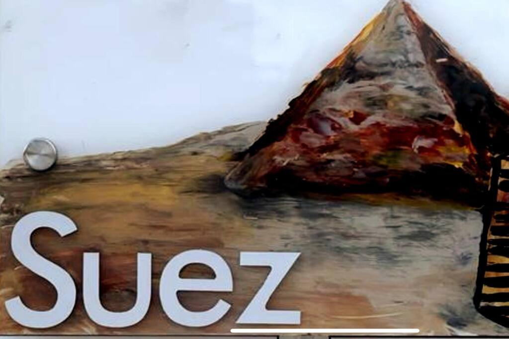 una pintura de una rebanada de pizza en una mesa en Casa Carmen Culebra- Suez en Culebra