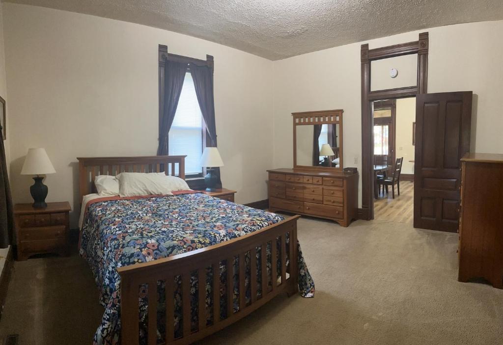 1 dormitorio con cama, tocador y espejo en Dover Historic Building 1Bed w/Hot Tub 1st floor en Dover