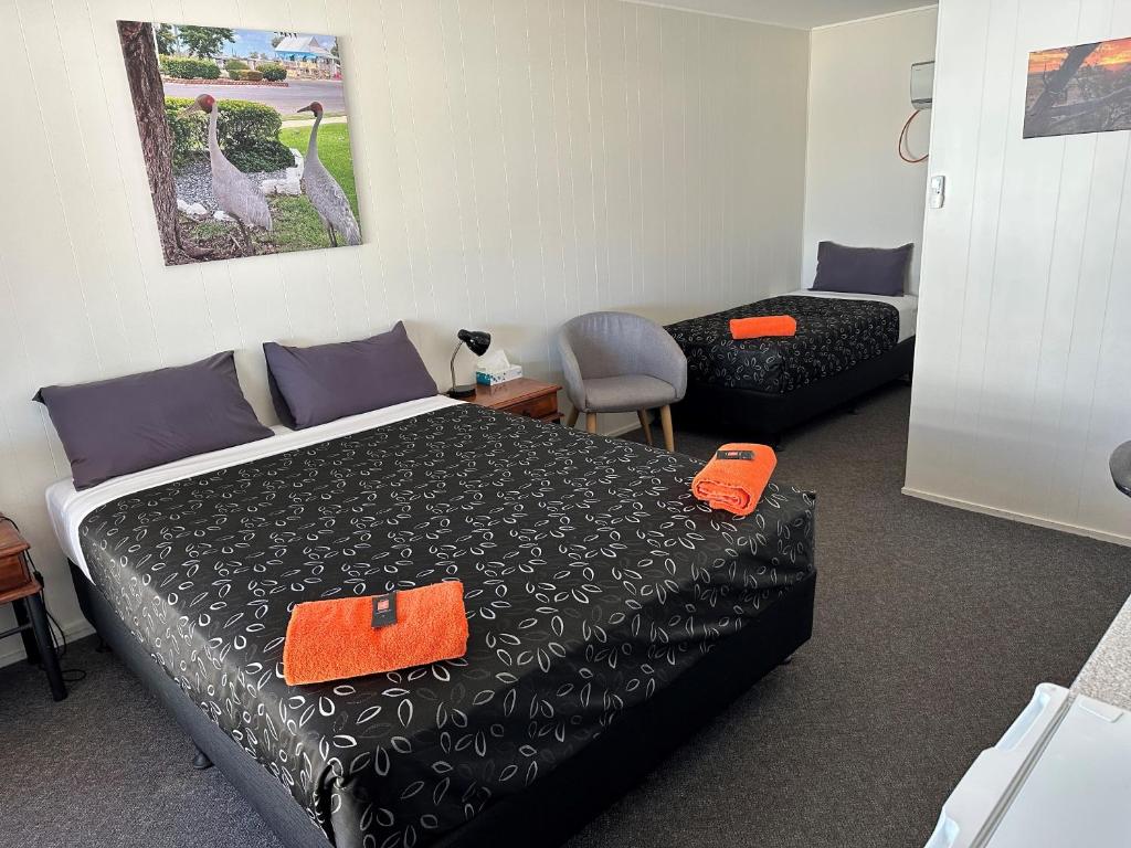 Postel nebo postele na pokoji v ubytování Winton Outback Motel
