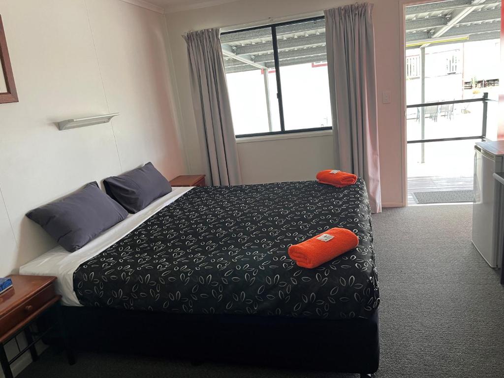 Postel nebo postele na pokoji v ubytování Winton Outback Motel
