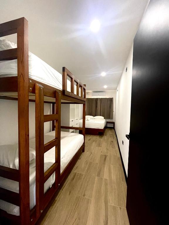 Postel nebo postele na pokoji v ubytování Pura Natura Lodge Manuel Antonio