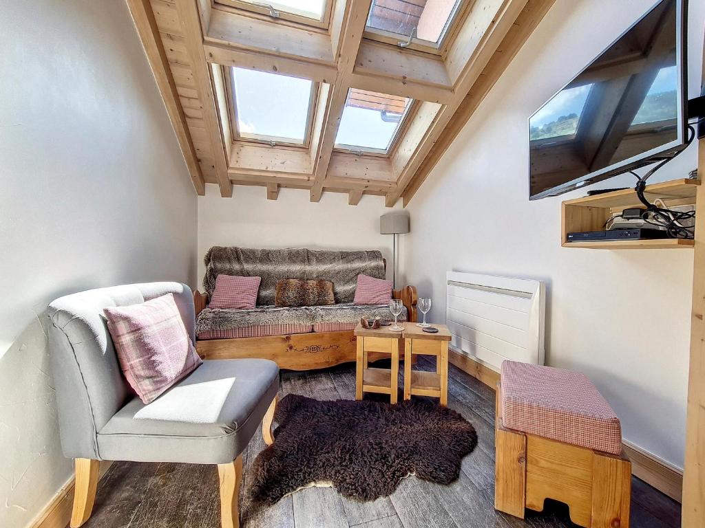 uma sala de estar com um sofá e uma mesa em Appartement Saint-Martin-de-Belleville, 2 pièces, 4 personnes - FR-1-344-860 em Saint-Martin-de-Belleville