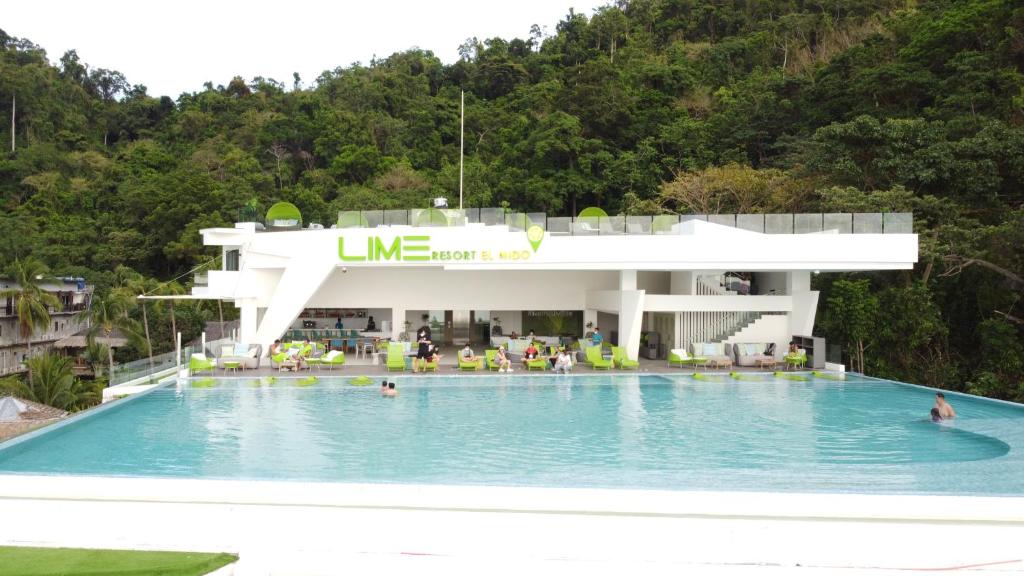 Bazén v ubytování Lime Resort El Nido nebo v jeho okolí