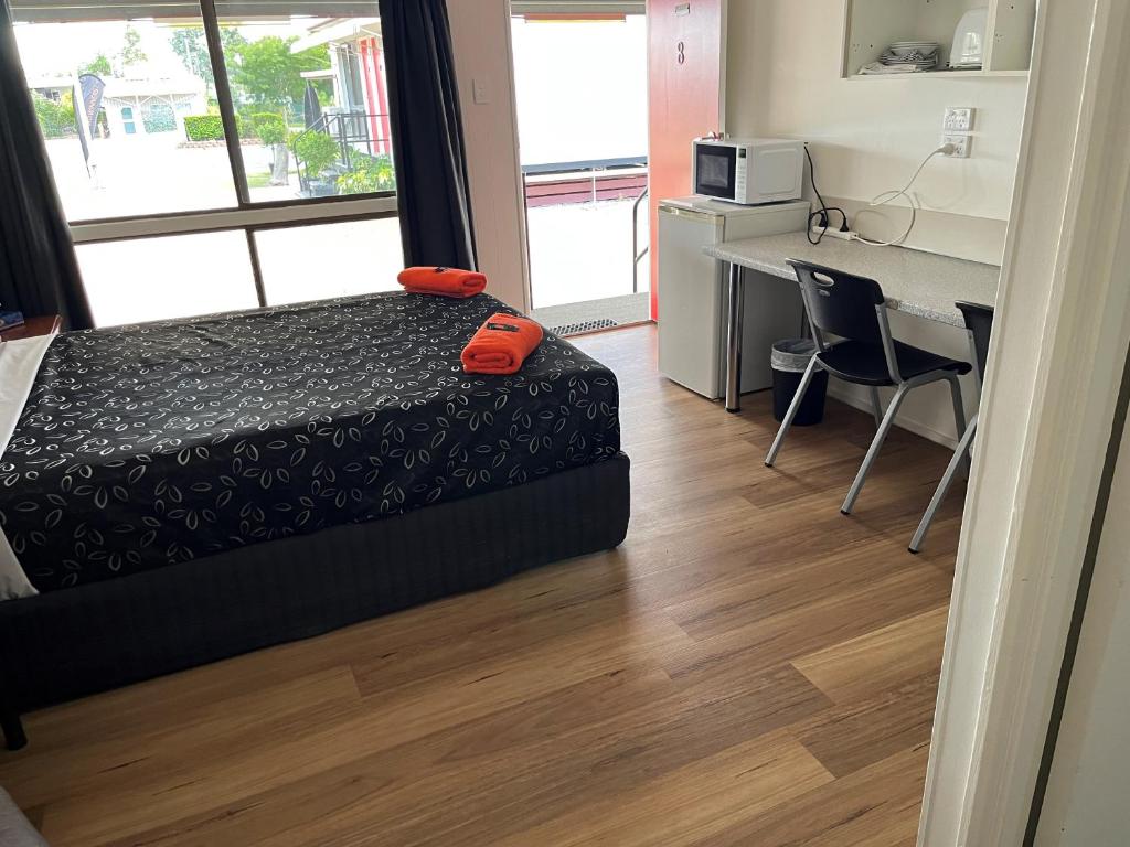 Postel nebo postele na pokoji v ubytování Winton Outback Motel