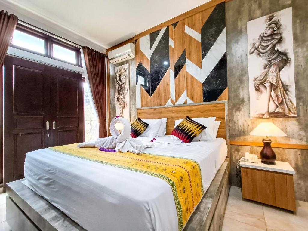 1 dormitorio con 1 cama grande y cabecero de madera en Wisata Bintang Hotel, en Ubud
