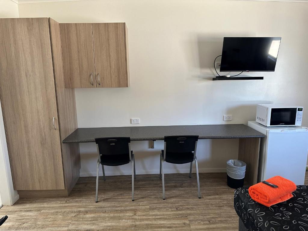 TV a/nebo společenská místnost v ubytování Winton Outback Motel