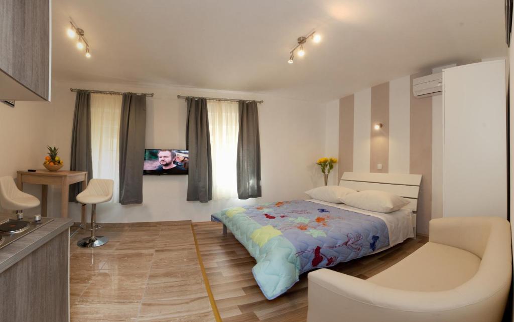 um quarto com uma cama, uma mesa e um sofá em Central Luxury Rooms Izidor em Split
