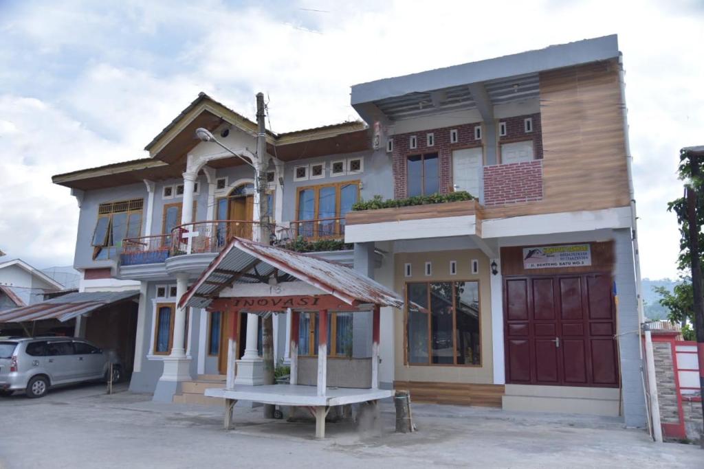 ein Gebäude mit einer Bank davor in der Unterkunft Toraja Dannari Homestay in Rantepao