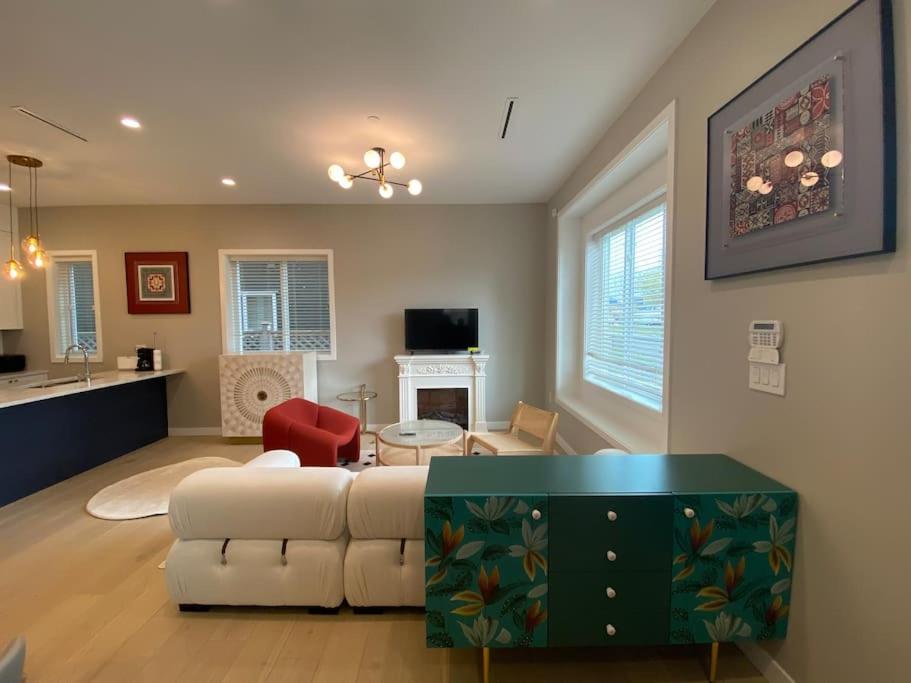 溫哥華的住宿－New Modern Three-room Duplex-2793，客厅配有白色的沙发和桌子