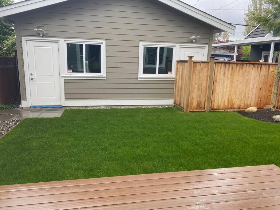 a yard with a fence and a house at New Modern Theee-room Duplex-2791 in Vancouver