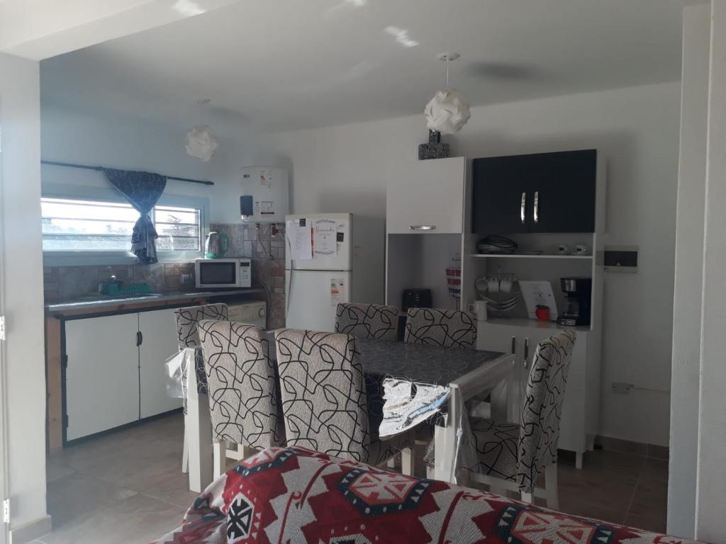 uma cozinha com mesa e cadeiras num quarto em ENCANTO SERRANO em Villa Carlos Paz