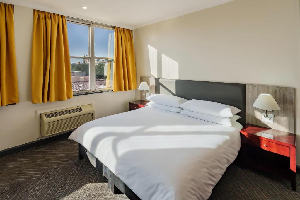 Protea Hotel by Marriott Lusaka Cairo Road - Guest Room, 1 King