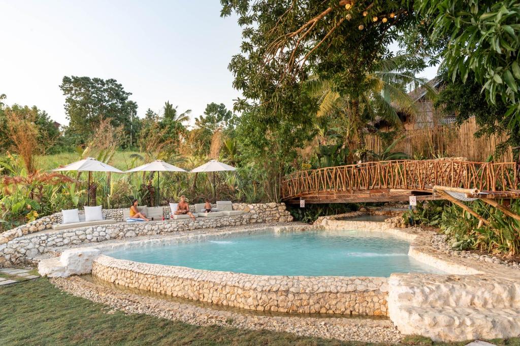 Bazén v ubytování The Hillside Resort Siargao nebo v jeho okolí