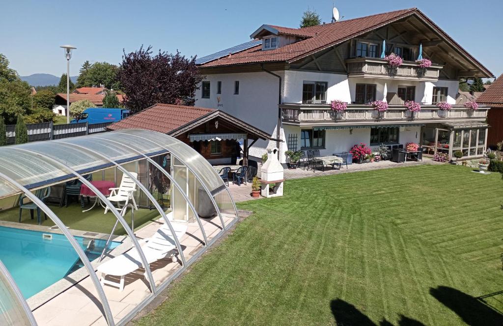 Bazén v ubytování Ferienwohnungen König nebo v jeho okolí