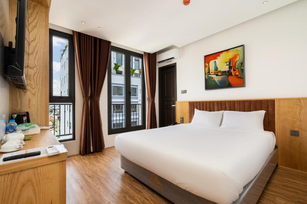 胡志明市的住宿－Haven Hut Hotel，卧室设有白色大床和窗户。