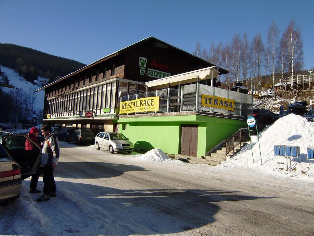 Nespecifikovaný výhled na hory nebo výhled na hory při pohledu z hotelu