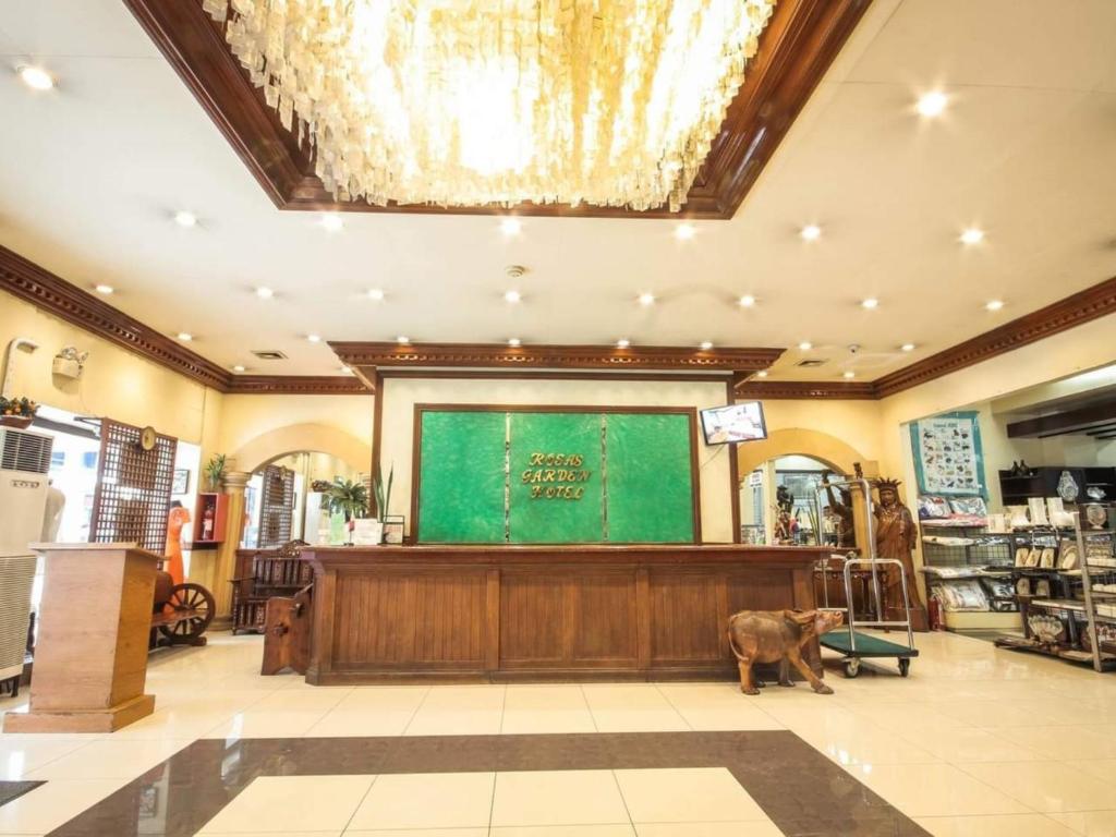un chien debout devant un grand écran dans un magasin dans l'établissement Rosas Garden Hotel, à Manille