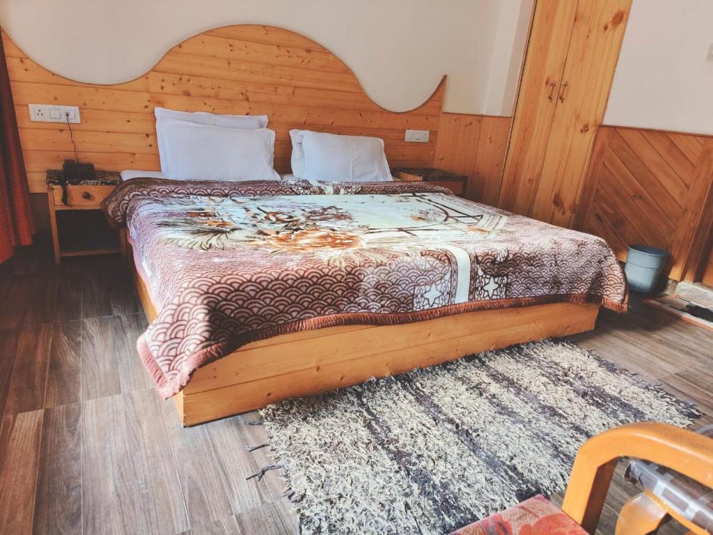 Postel nebo postele na pokoji v ubytování Hotel Hadimba Regency ! Free 4 Wheeler Parking ! Mountain View rooms ! Near Mall road Manali