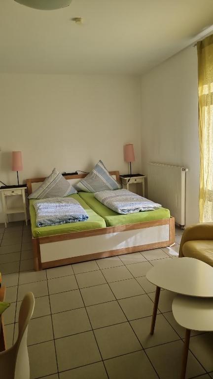 Gästehaus3land in Weil am Rhein - Driepersoonskamer Met Eigen Badkamer