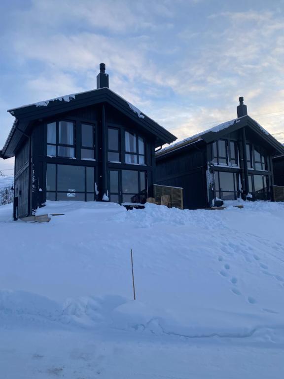 budynek z śniegiem przed nim w obiekcie Gaustablikk Sportshytte w mieście Rjukan