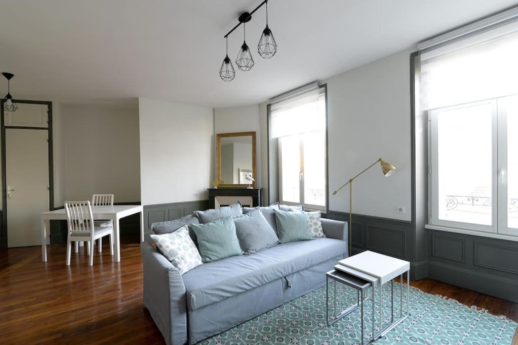 un salon avec un canapé et une table dans l'établissement Le Grand Serre - Triangle d'or nancéien, à Nancy