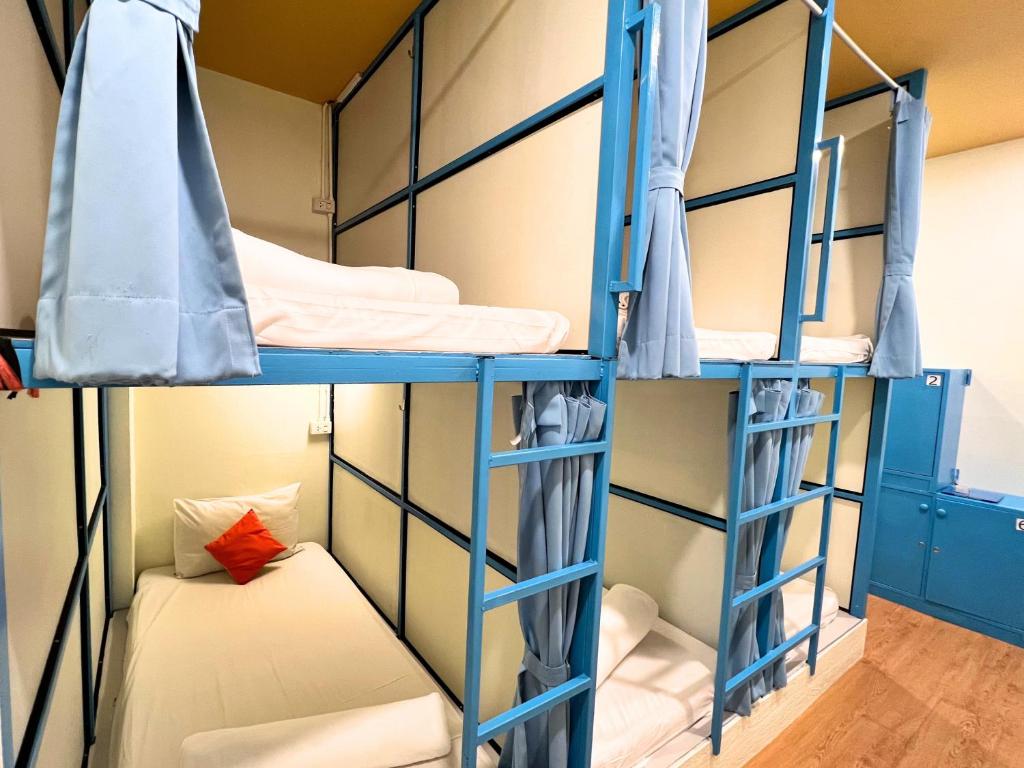 Postel nebo postele na pokoji v ubytování Sleepy Station Hostel