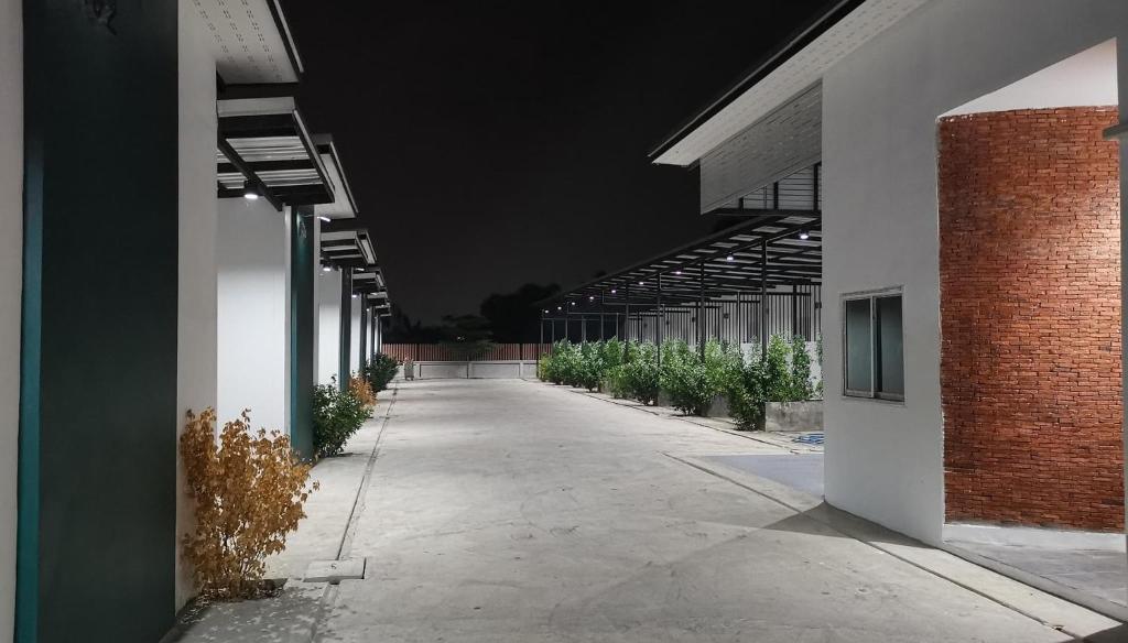 un pasillo vacío de un edificio con plantas en 24 Sleep Resort สาขา 1 