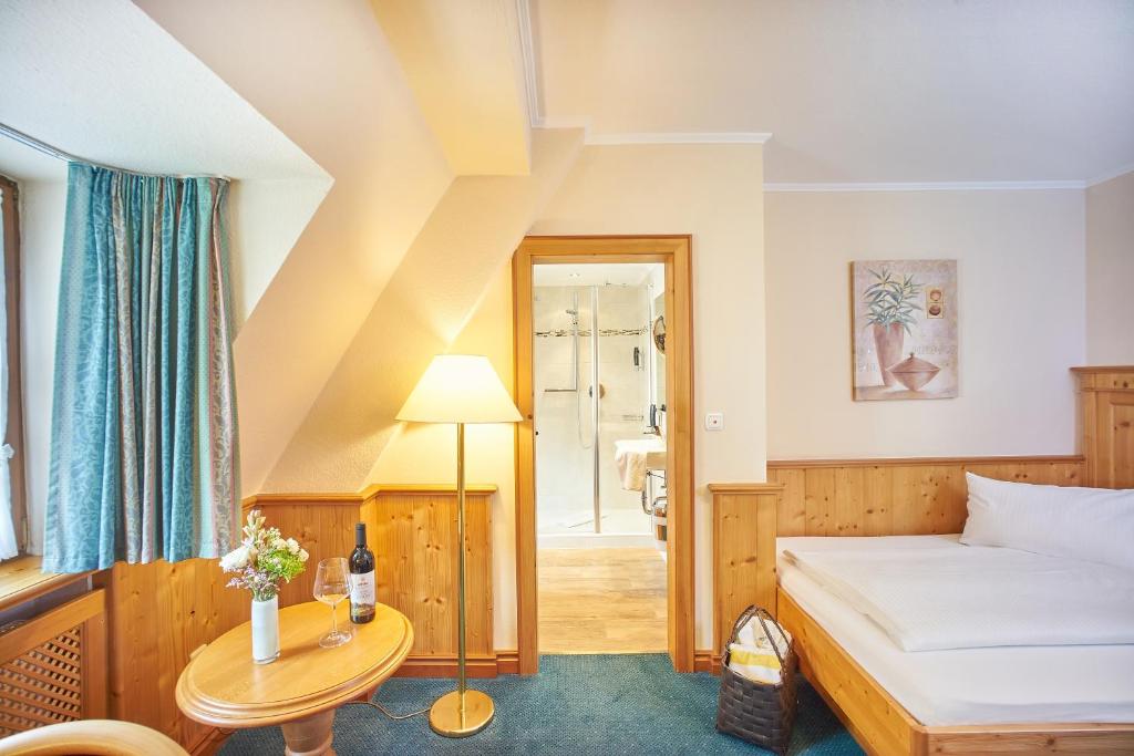 Postel nebo postele na pokoji v ubytování Hotel Klosterhotel Ludwig der Bayer