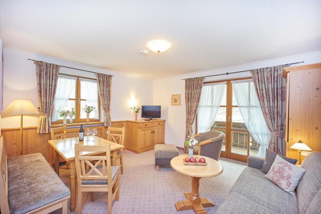 TV a/nebo společenská místnost v ubytování Hotel Klosterhotel Ludwig der Bayer