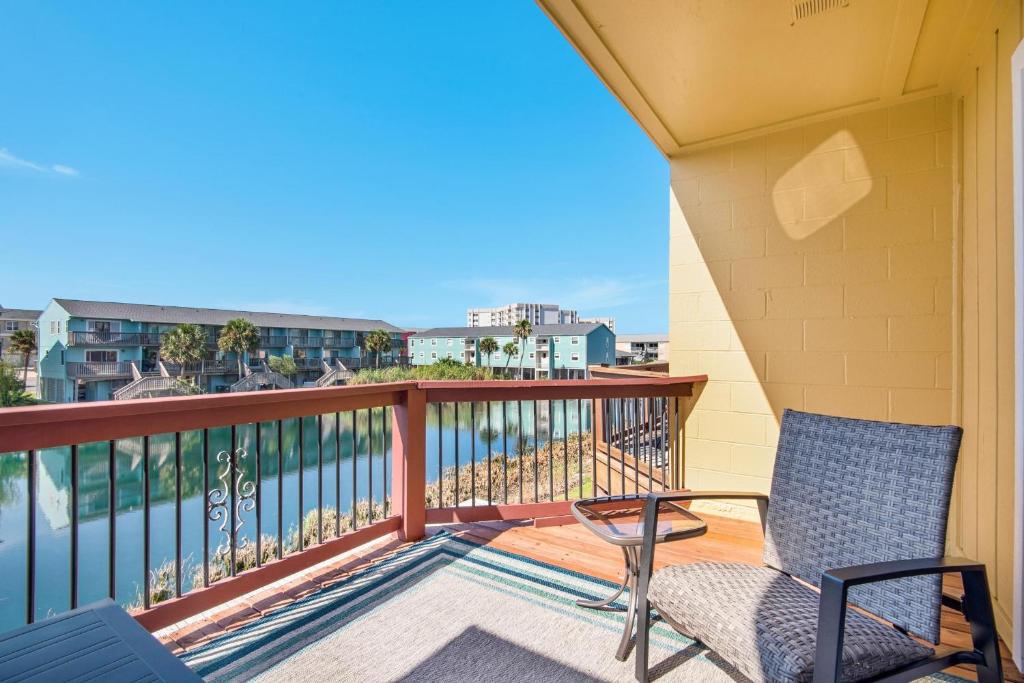 - un balcon avec deux chaises et une vue sur l'eau dans l'établissement Lago Bonito 1700, à Pensacola Beach