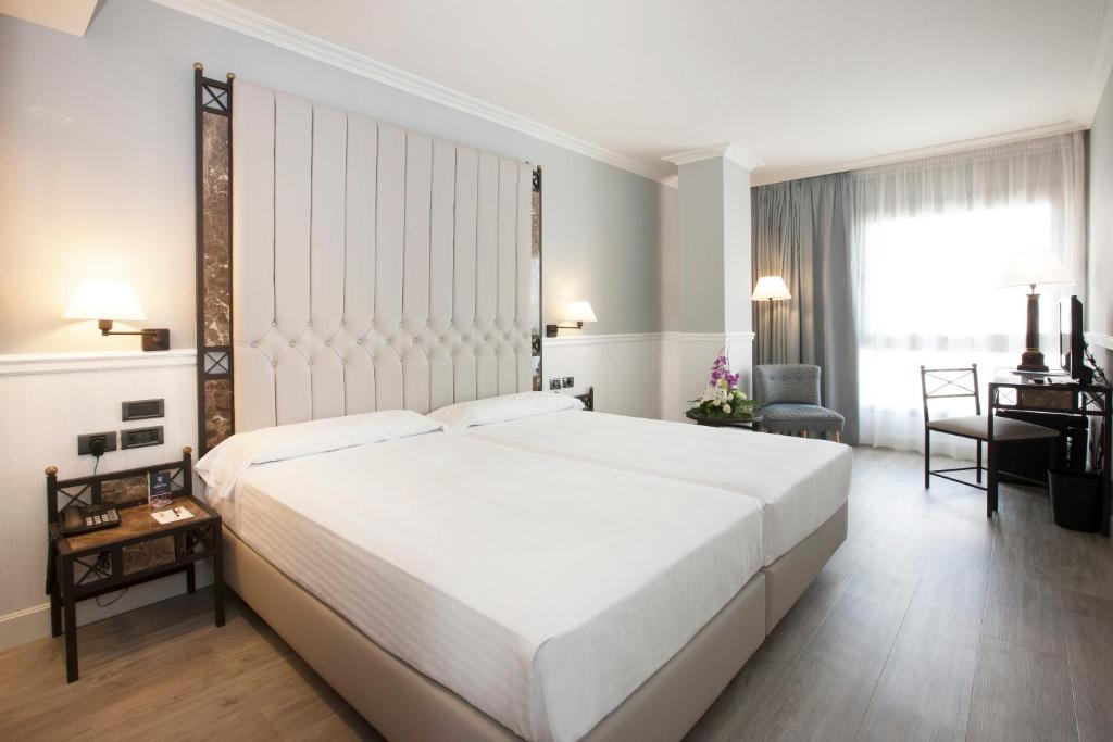 Postel nebo postele na pokoji v ubytování Hotel Gran Via