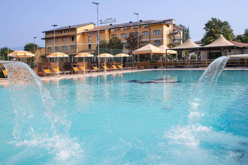 Bazén v ubytování Ancora Sport Resort Hotel nebo v jeho okolí