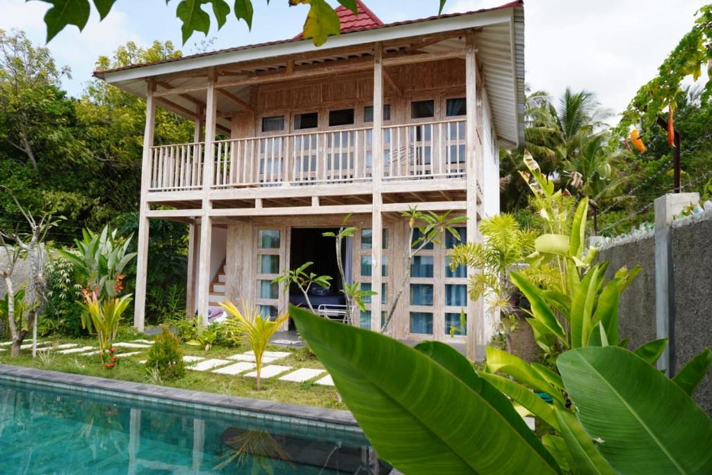 una casa con piscina frente a ella en Silir Villa "your cozy home", en Mataram