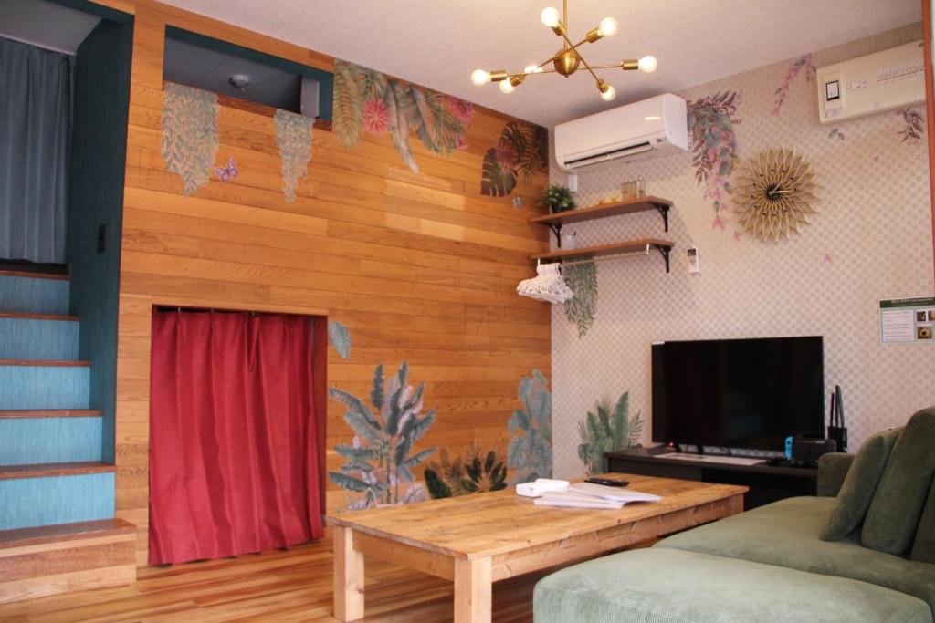 sala de estar con mesa y TV en Sumida-ku - House / Vacation STAY 80877, en Tokio