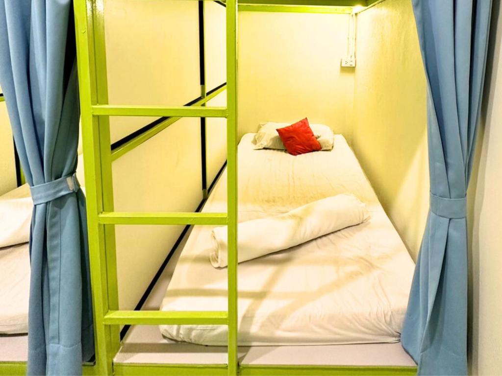 Postel nebo postele na pokoji v ubytování Sleepy Station Hostel