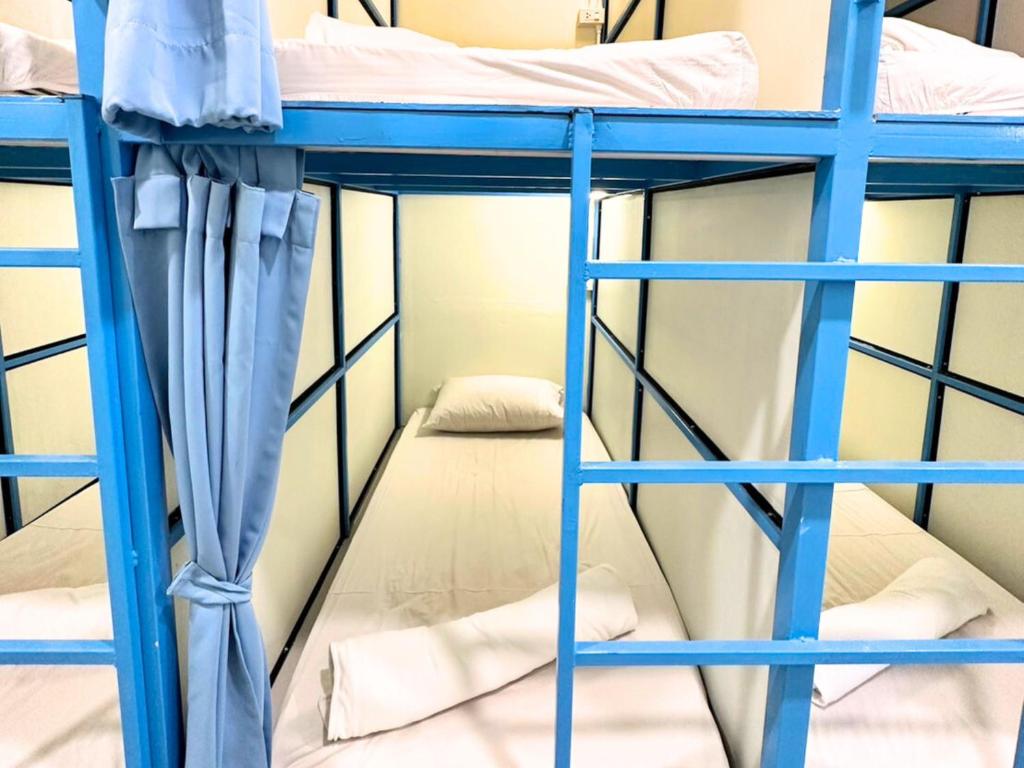 Palanda nebo palandy na pokoji v ubytování Sleepy Station Hostel