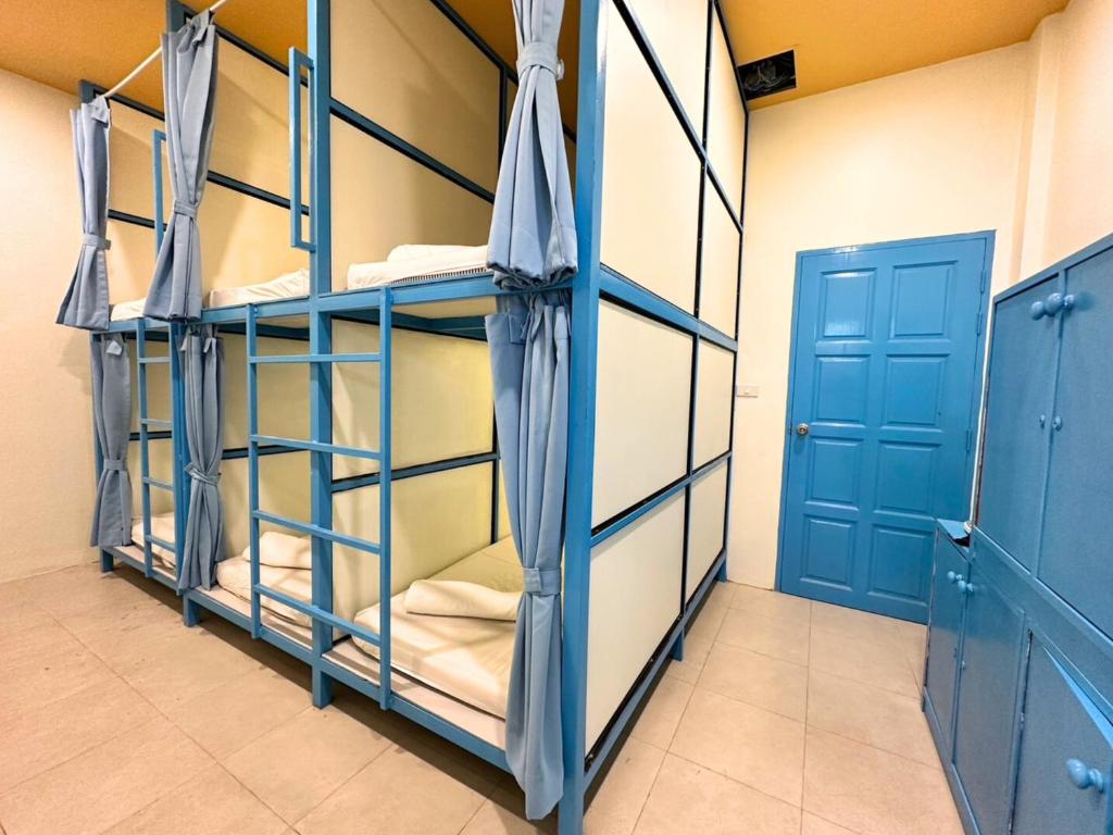 Palanda nebo palandy na pokoji v ubytování Sleepy Station Hostel