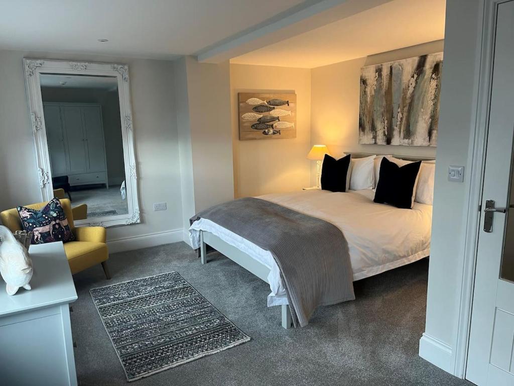 - une chambre avec un lit, un canapé et une fenêtre dans l'établissement Stunning Beachfront Apartment, à Cleethorpes