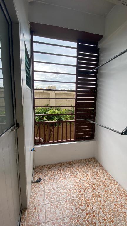 Rõdu või terrass majutusasutuses ธนทรัพย์อพาร์ทเม้นท์ Room01