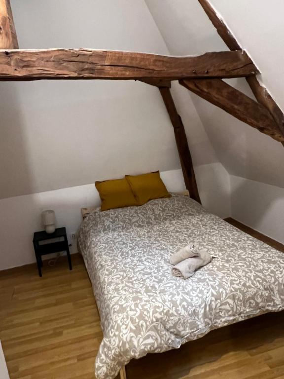 een slaapkamer met een bed op zolder bij La palmeraie - duplex 4 pers in Condé-sur-lʼEscaut