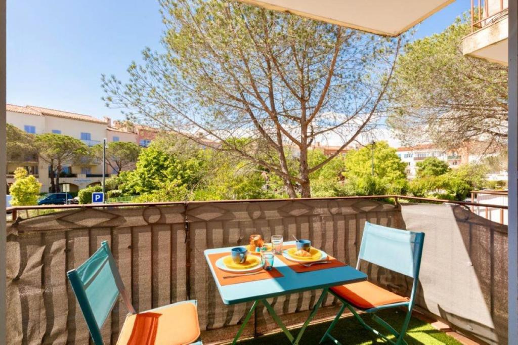 una mesa azul y sillas en un balcón con mesa y sillas en Ref MLH - Palmes d'Or Properties, en Mougins