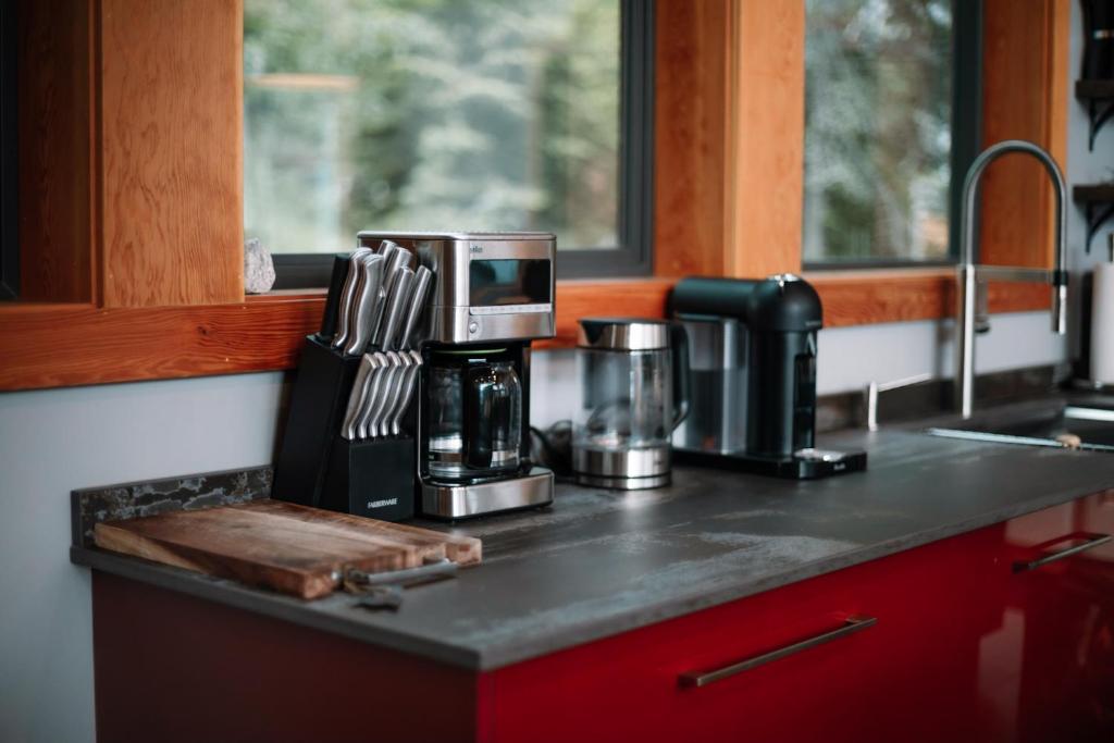 Příslušenství pro přípravu čaje a kávy v ubytování Luxe Modern Timberframe - Iconic Panorama Views with AC