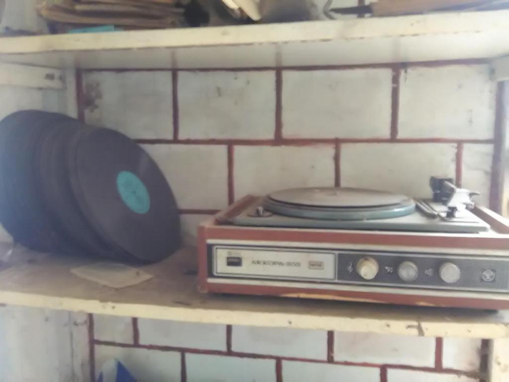 an old radio and a pan on a shelf at hostel Mrganush in Meghri