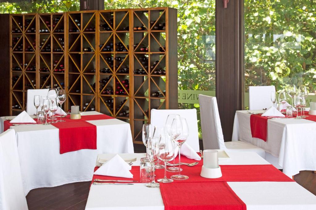 Restaurace v ubytování Coco Bodu Hithi - 50 percent off shared roundtrip Speedboat for stays from 1 May to September 2025