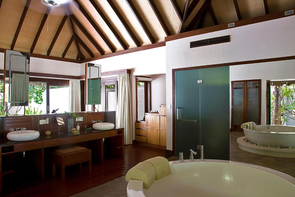 Koupelna v ubytování Coco Bodu Hithi - 50 percent off shared roundtrip Speedboat for stays from 1 May to September 2025