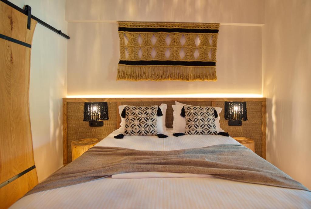 una camera con un grande letto con due lampade di Casa Nina a Patitiri