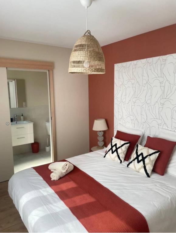 una camera da letto con un grande letto con pareti rosse di Villa baie du lac lagune a Biscarrosse
