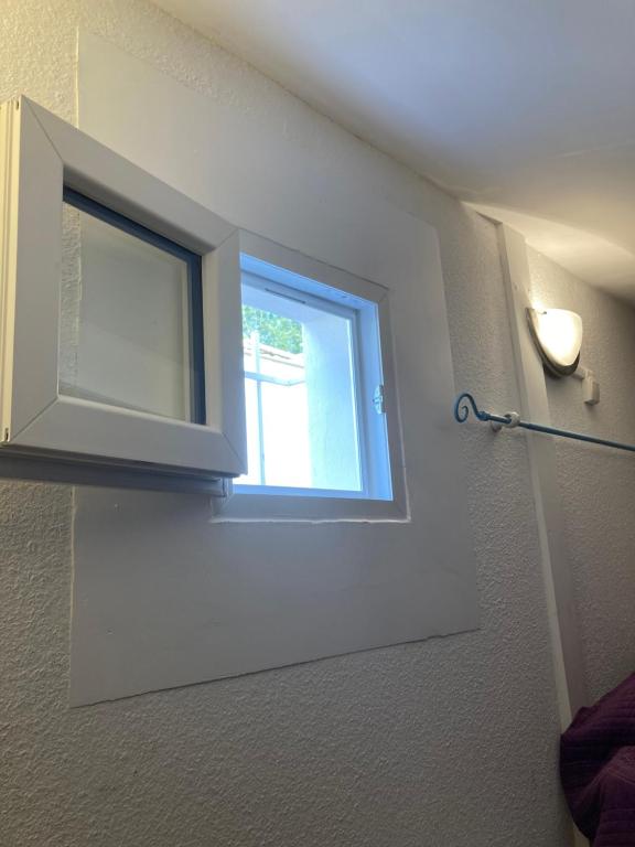 a window on the wall of a bathroom at CAP D&#39;AGDE studio cabine 6 pers. + terrasse + parking privé + clim (calme) in Cap d&#39;Agde